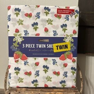 ENVOGUE STRAWBERRIES BLUEBERRIES BERRIES 3 Piece Twin Sheet Set NEW